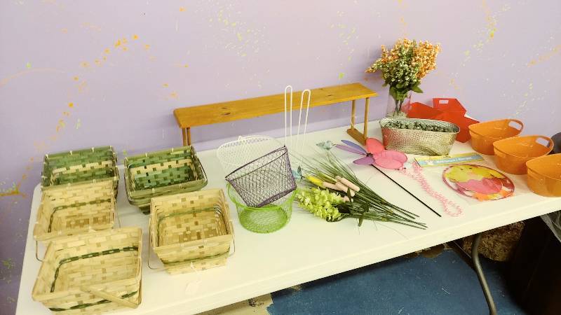 lot 40 image: Flowers, Baskets and etc..