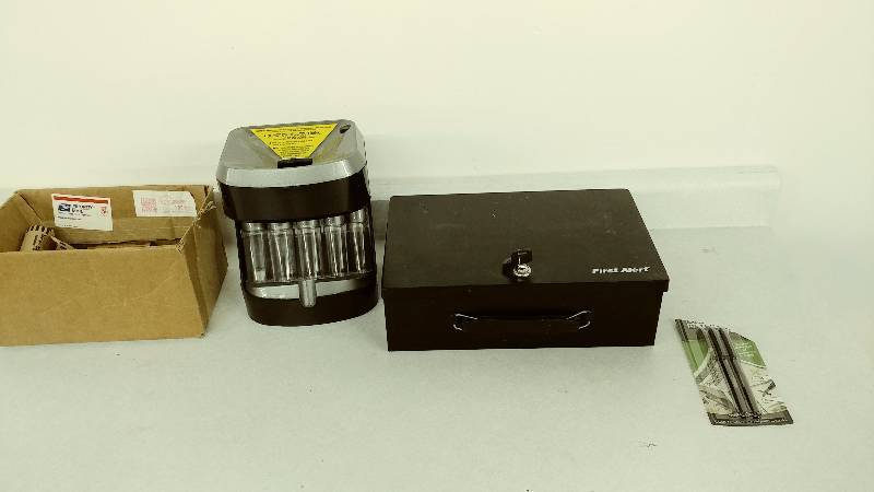 lot 108 image: Change Box and Change Organizer