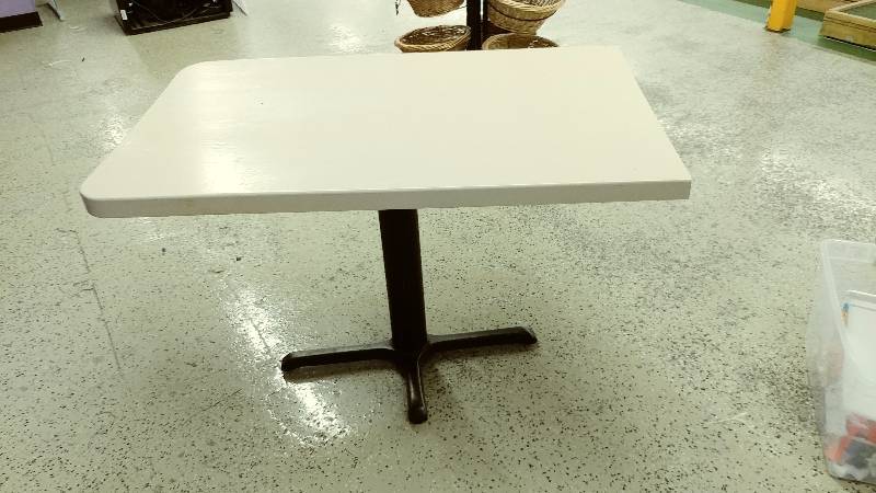 lot 113 image: 4ft Table