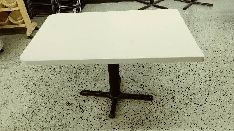 lot 114 image: 4ft Table