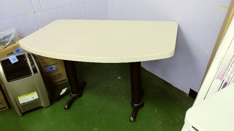 lot 118 image: Table