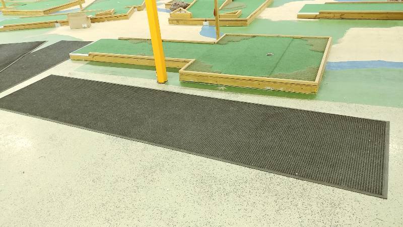 lot 128 image: 45 x 16ft Rug