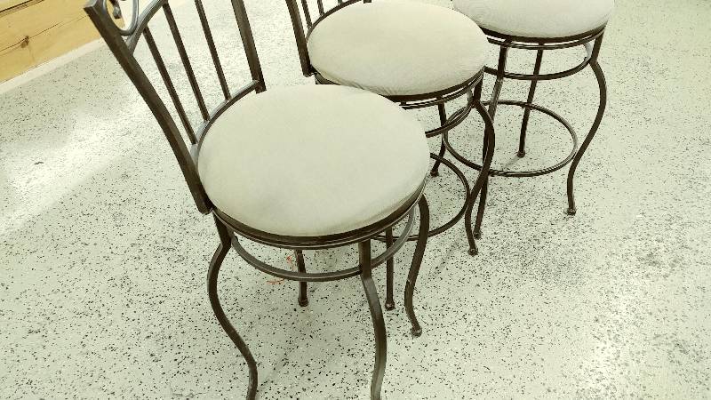 lot 13 image: 3 Bar Stools