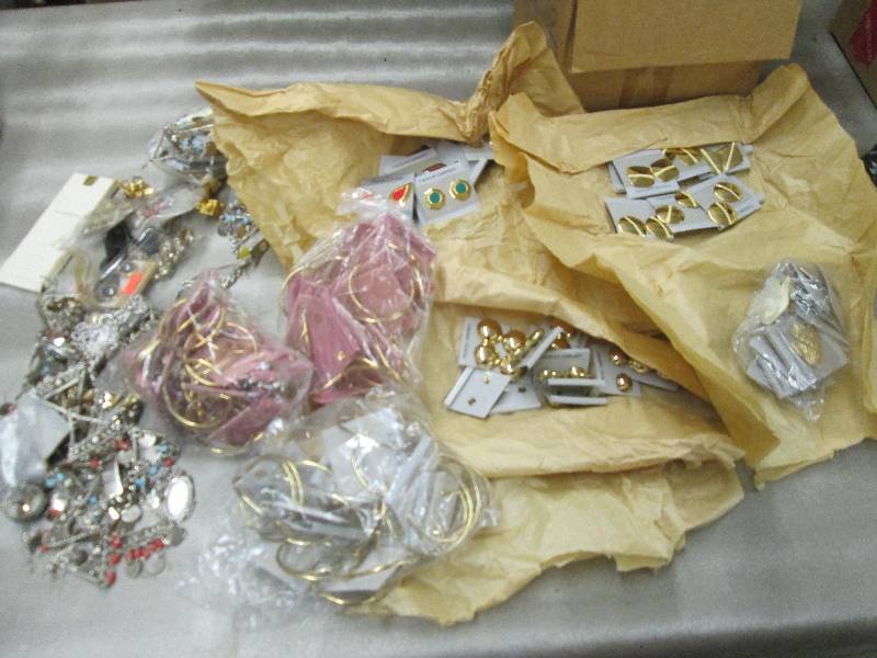 lot 106 image: Lot of Assorted Earrings...