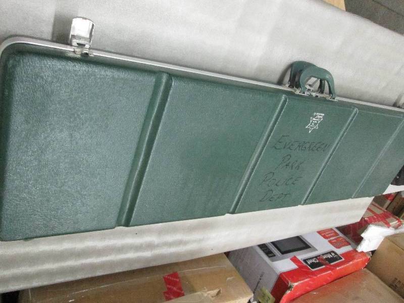 lot 117 image: Green Padded Gun Case 48 inch ...