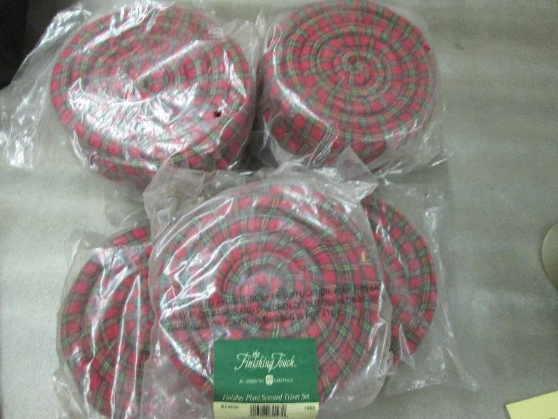 lot 122 image: 7 Sets Holiday Plaid Scented Trivet...