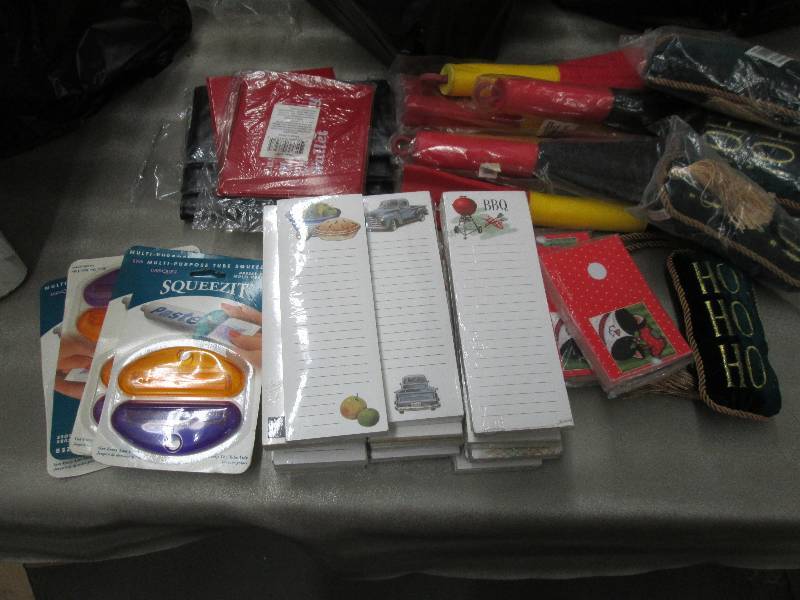 lot 123 image: List Pad Sets, HoHoHo Ornaments, 4 ...