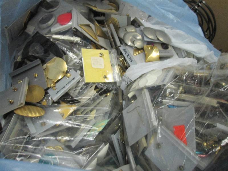 lot 124 image: Large Lot of Assorted Earrings...