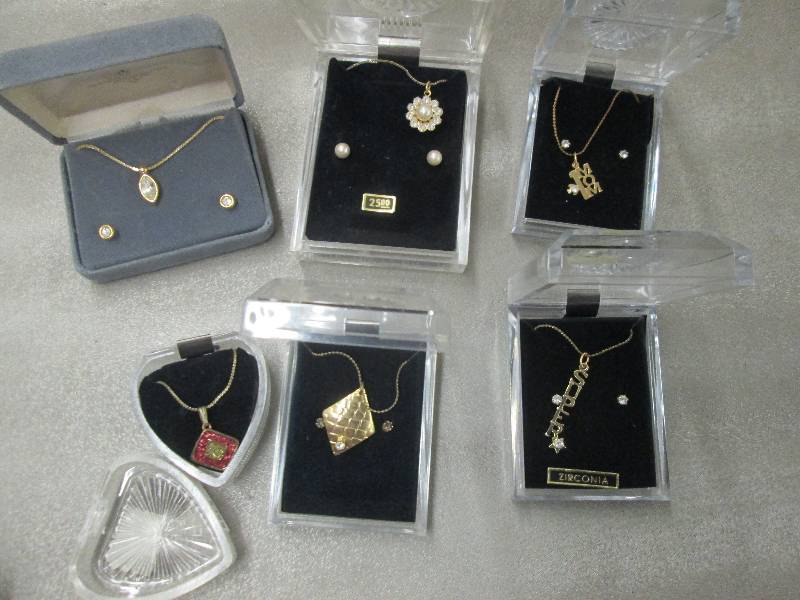 lot 149 image: Lot of 6 Boxed Jewelry...