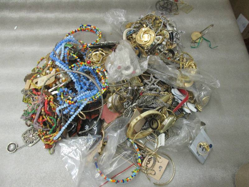 lot 175 image: Assorted Jewelry...
