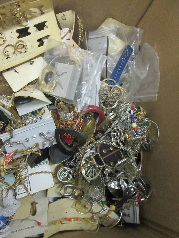 lot 177 image: Large Assorted Jewelry...