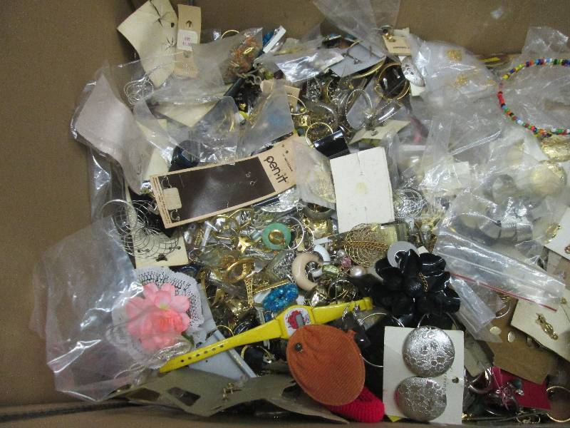 lot 178 image: Large Assorted Jewelry...