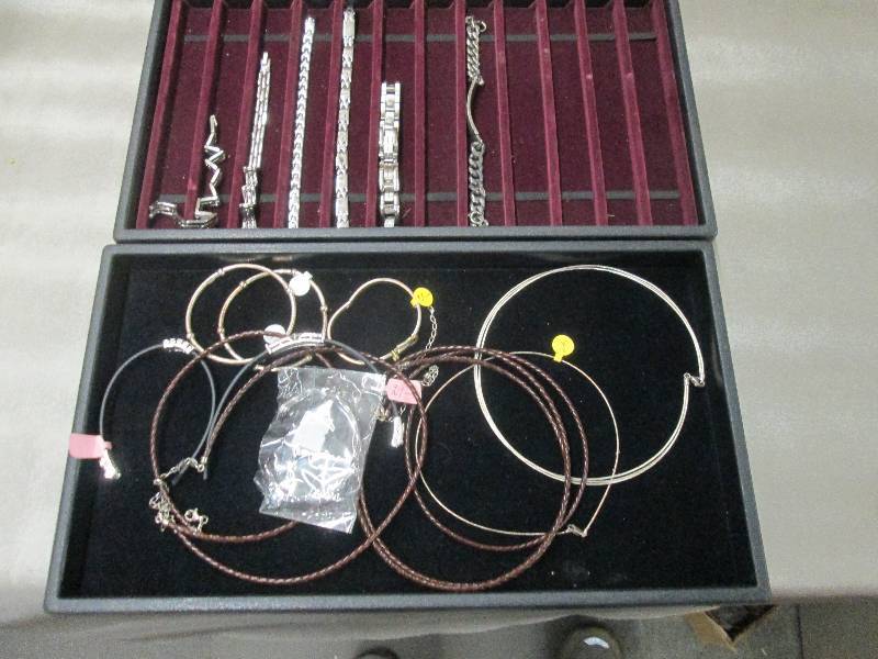 lot 184 image: 2 Display Trays with Quality Jewelr...