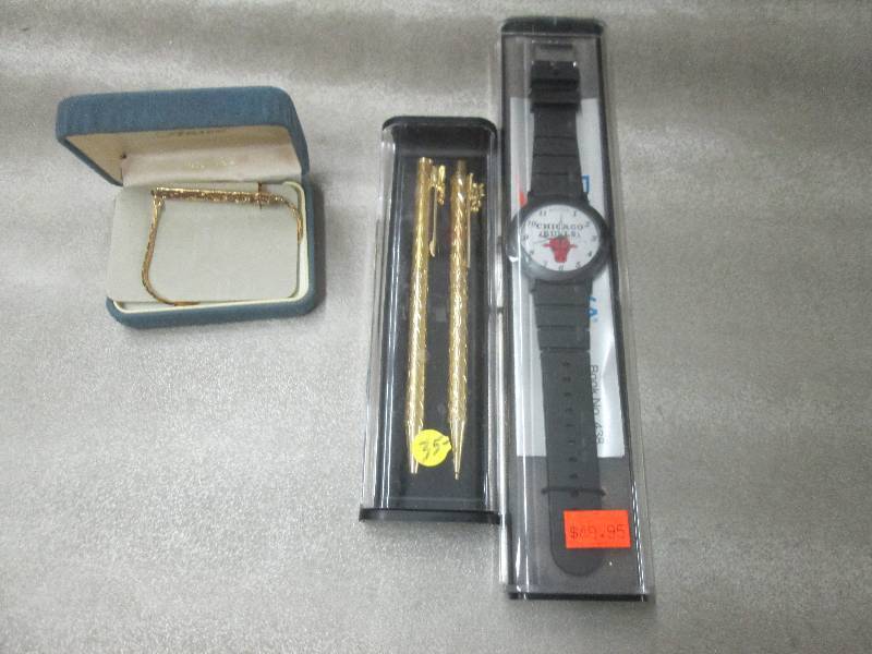 lot 190 image: Tie Tack, Pen Set, Chicago Bulls Wa...