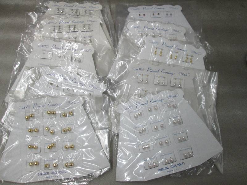lot 200 image: 10 Multipacks of Assorted Small Ear...