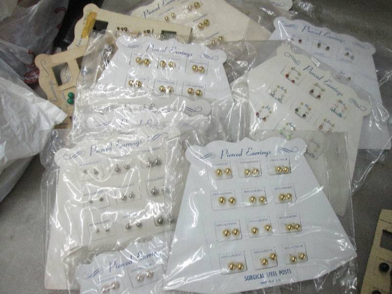 lot 201 image: 10 Multipacks of Assorted Small Ear...