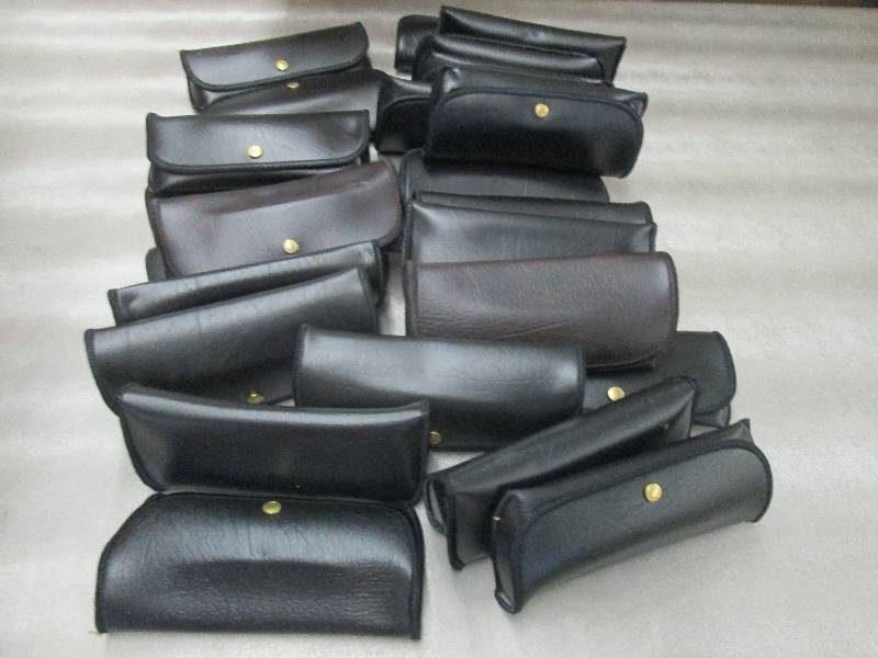lot 221 image: 25 Padded Brown & Black Padded Gla...