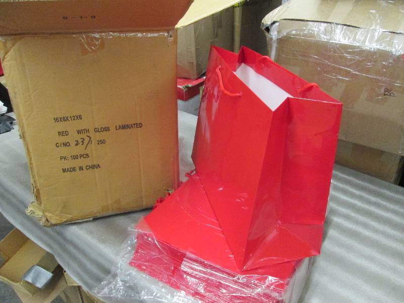 lot 250 image: Case of 100 Red Gift Bags 16x6x12 i...