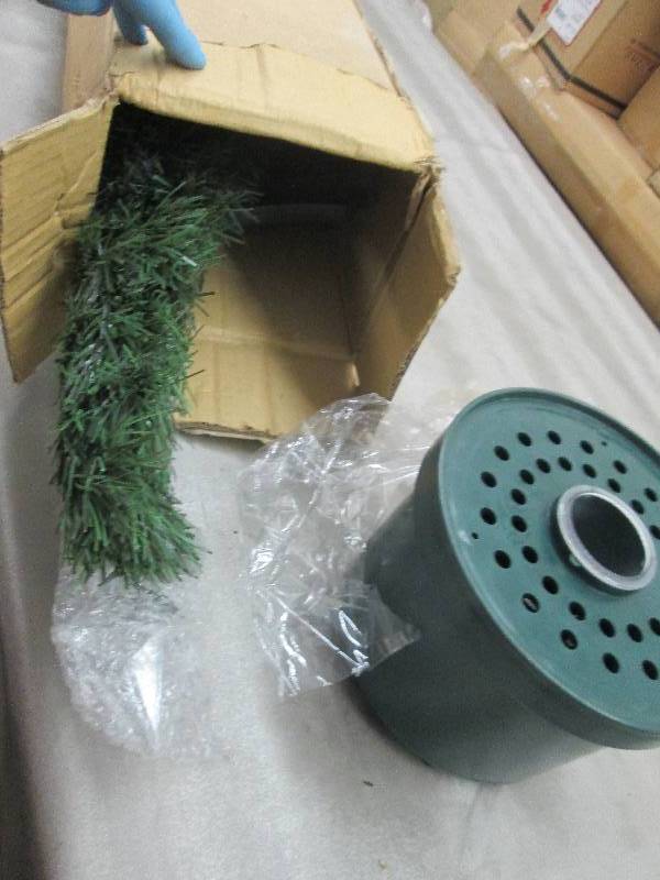 lot 37 image: 4.5 ft Pre-Lit Christmas Tree - unt...