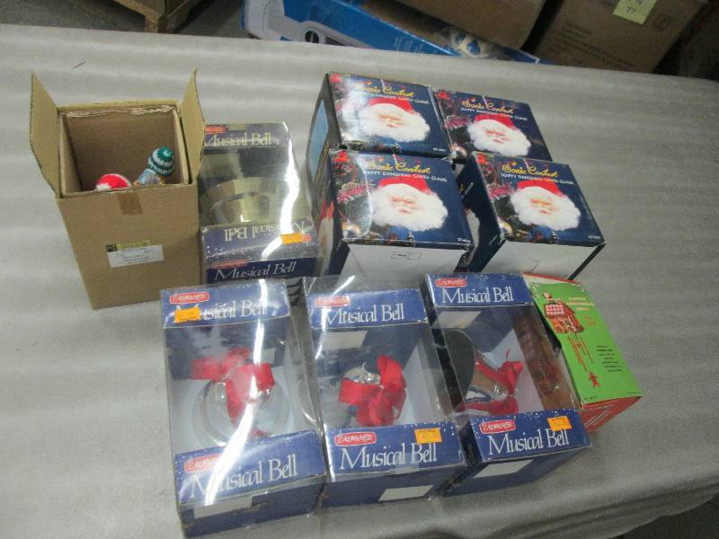 lot 262 image: 4 Happy Dancing Santa Claus, 4 Musi...
