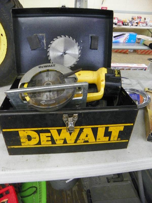 lot 172 image: DEWALT CORDLESS CIRCULAR SAW IN CASE