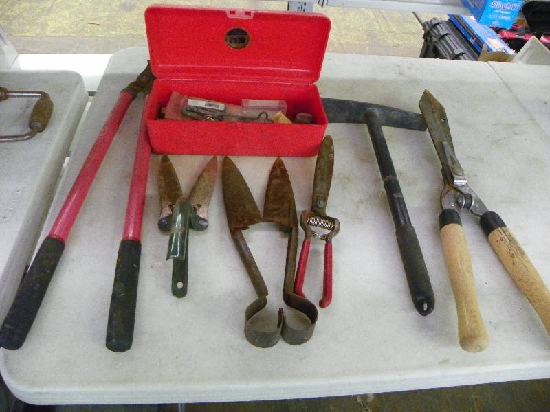 lot 177 image: CLIPPERS, SHEARS, WELDER ACCESSORRIES