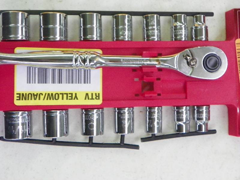lot 190 image: HUSKY 16PC UNIVERSAL SOCKET AND WRENCH SET, MSRP $35.99