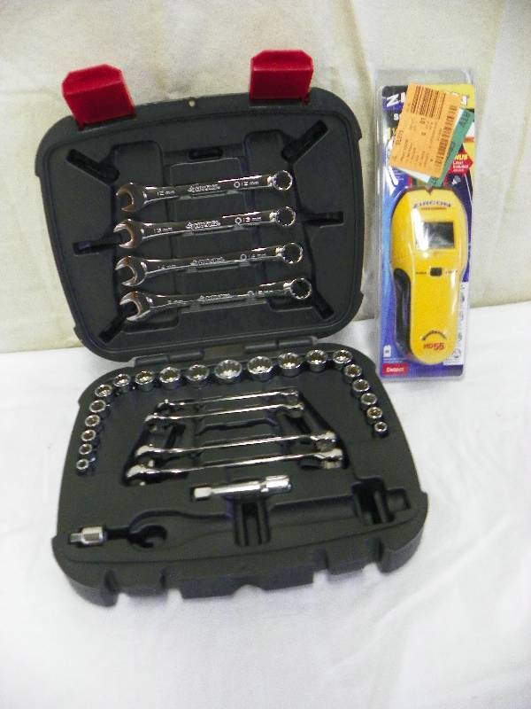 lot 196 image: HUSKY MECHANICS TOOL SET, MISSING RATCHET, MSRP $42.00