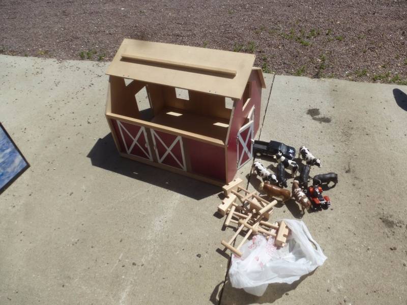 lot 20 image: Farm Barn Yard Set