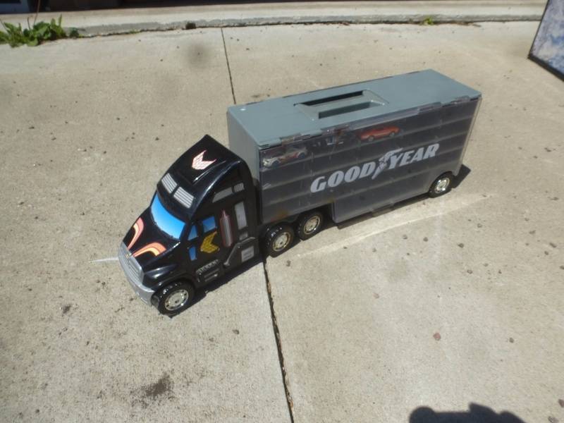 lot 21 image: Good Year Car Hauler Semi
