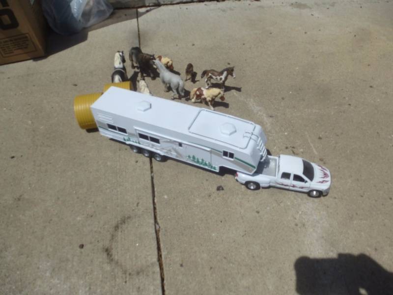 lot 29 image: Cattle TrailerTruck