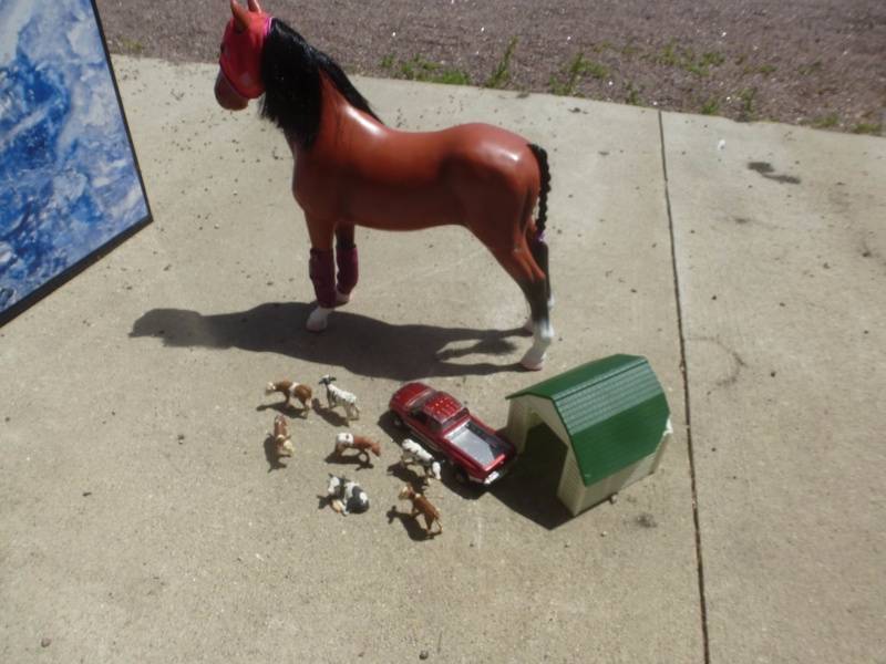 lot 30 image: Horse & Stable