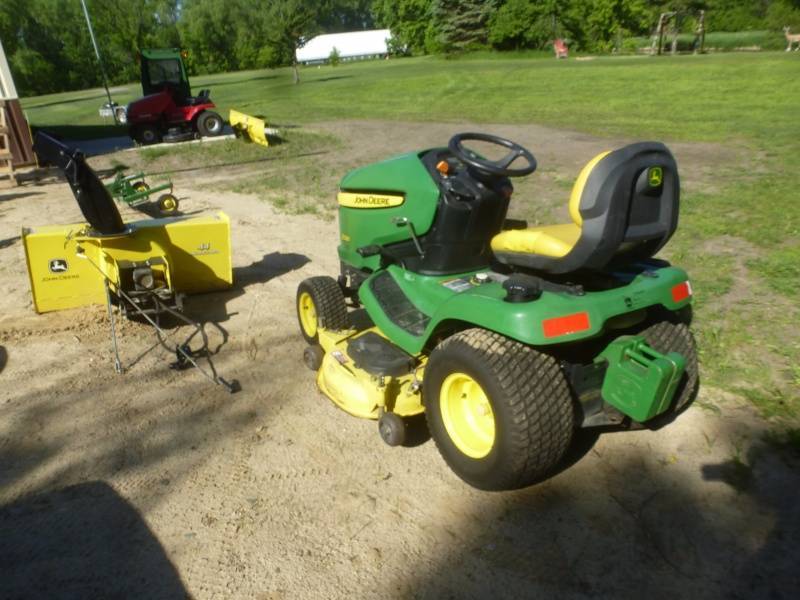 lot 11 image: John Deere X320 Lawn Tractor