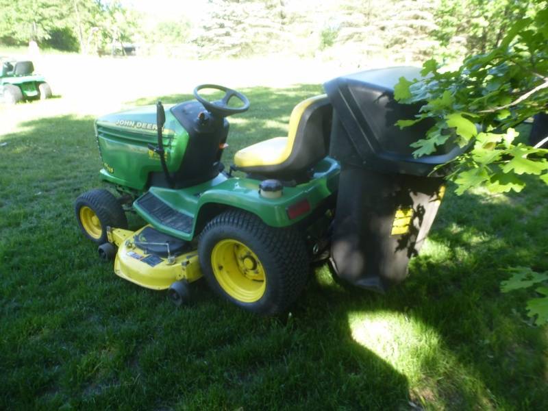 lot 13 image: John Deere GT235 Garden Tractor