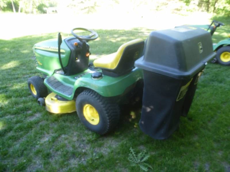 lot 14 image: John Deere LT 155 Lawn Tractor