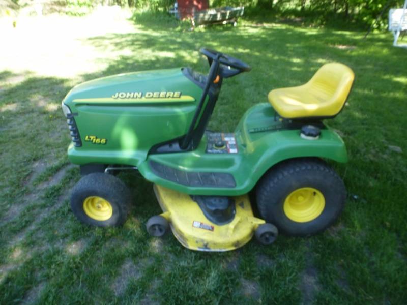 lot 15 image: John Deere LT166 Lawn Tractor