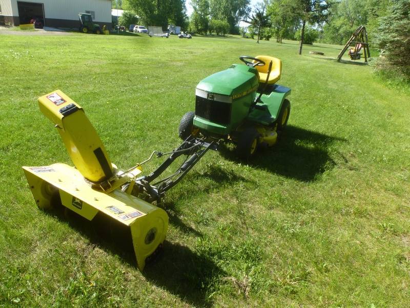 lot 16 image: John Deere LX 172 Lawn Tractor