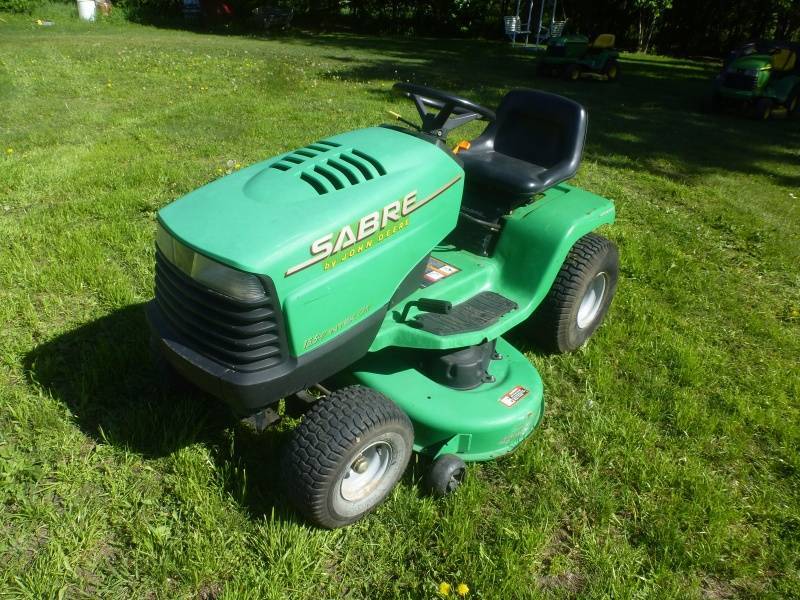 lot 17 image: John Deere Sabre Lawn Tractor