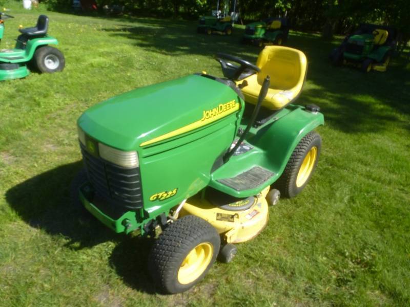 lot 2 image: John Deere GT225 Garden Tractor