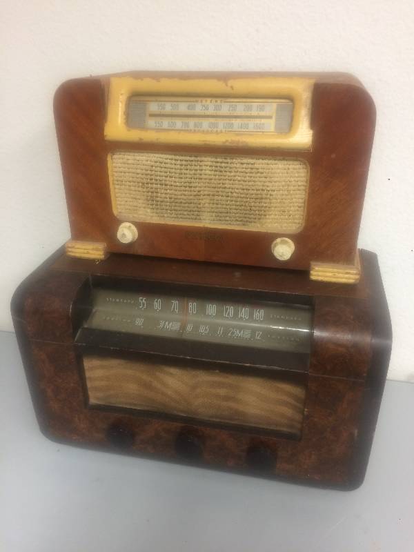 lot 46 image: Vintage Radios