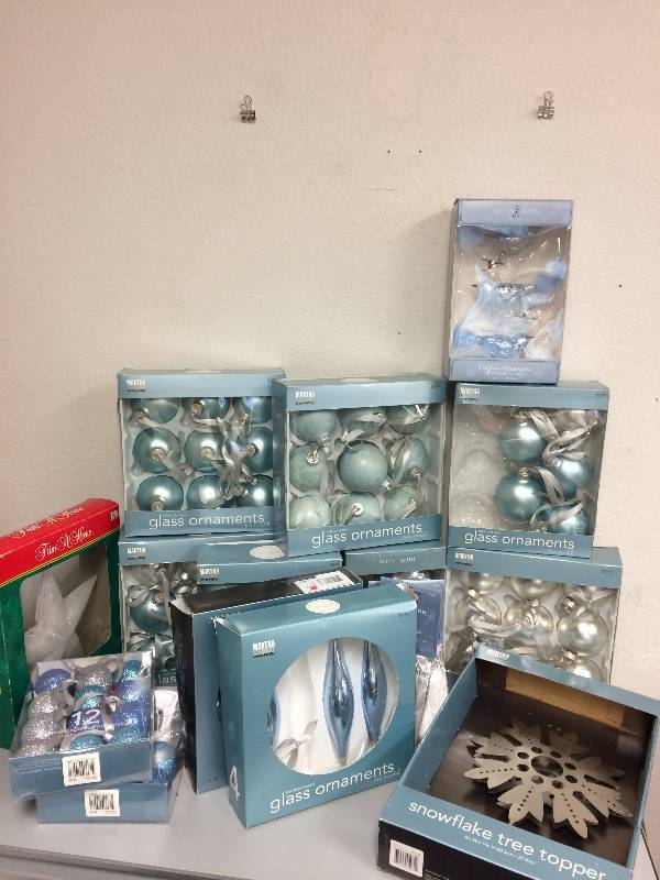 lot 52 image: Assorted Christmas Decorations