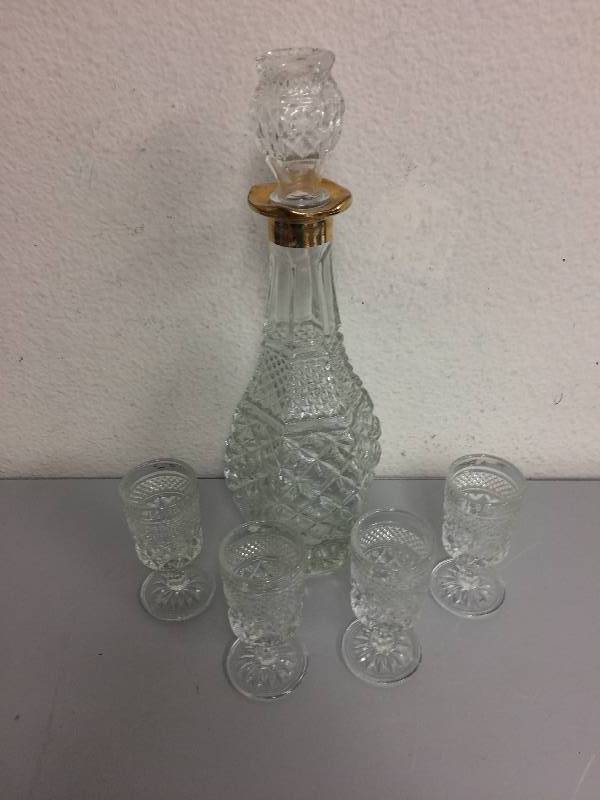 lot 69 image: Glass Decanter Set