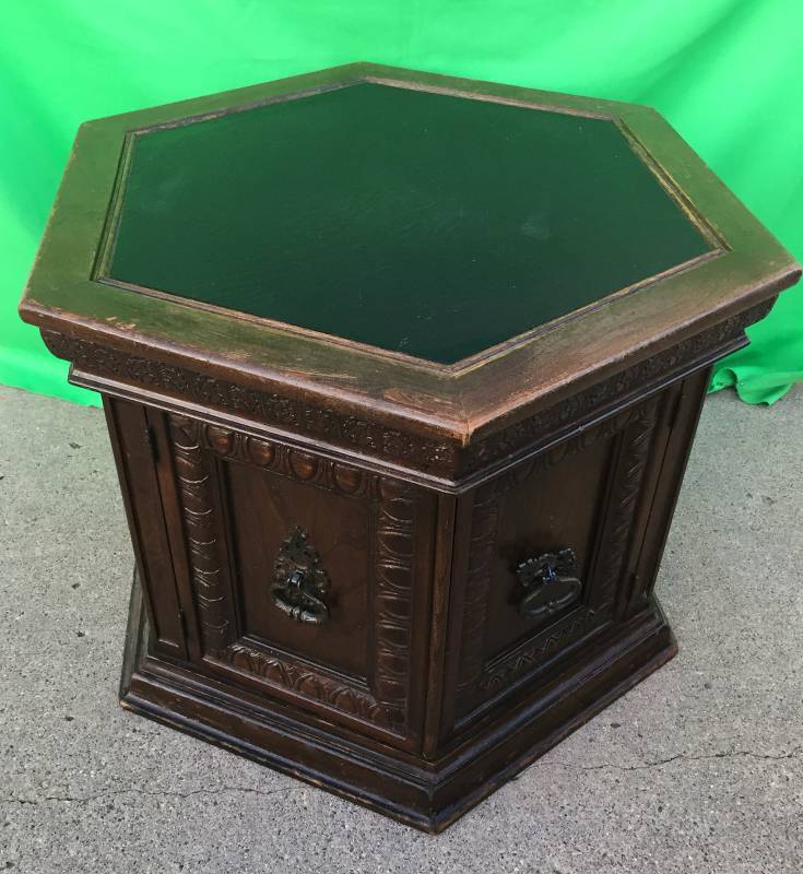 lot 94 image: End Table wDecor