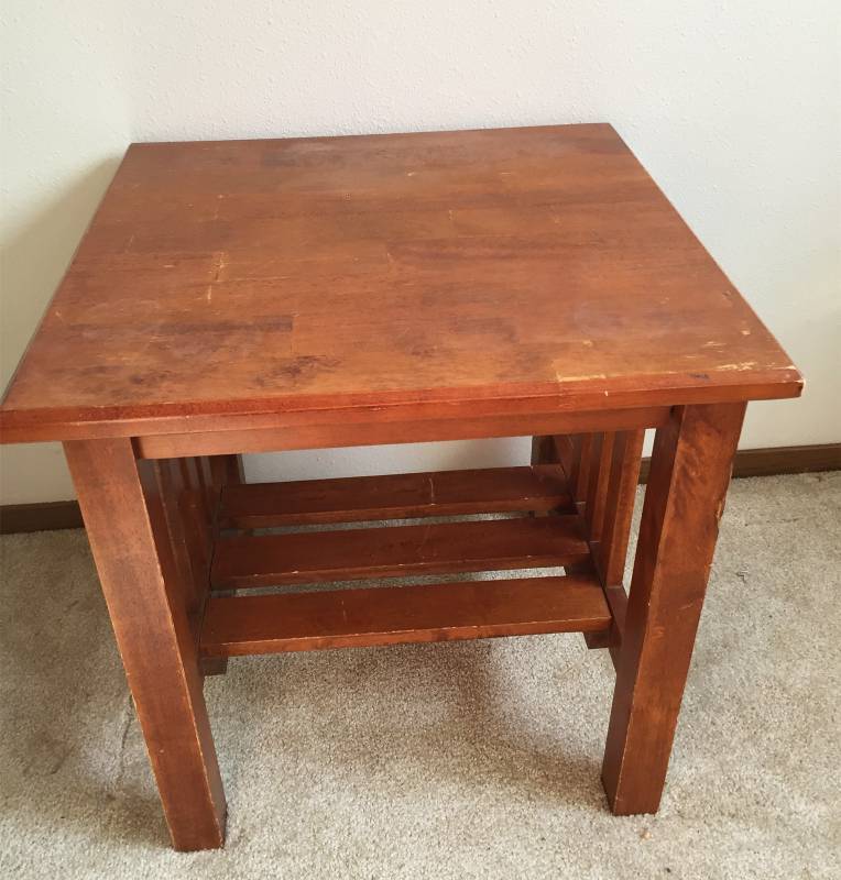 lot 95 image: End Table wDecor