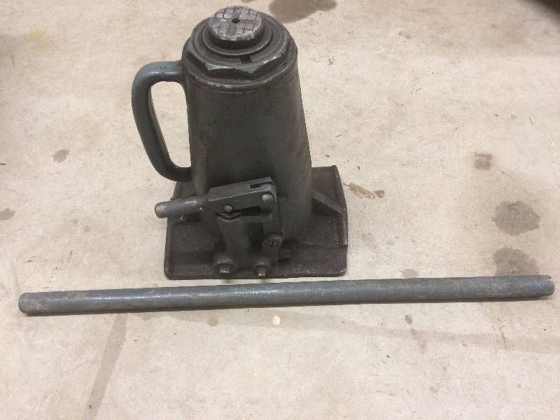 lot 29 image: Bottle Jack