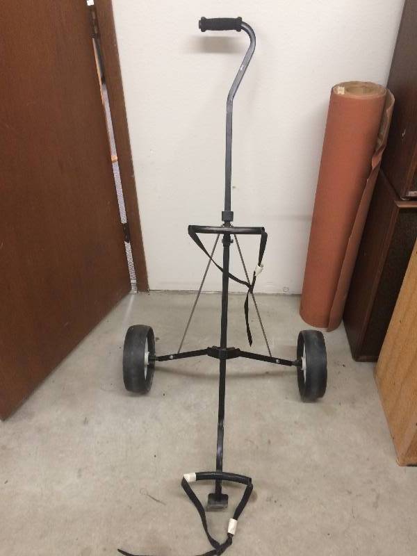 lot 32 image: Golf Bag Pull Cart