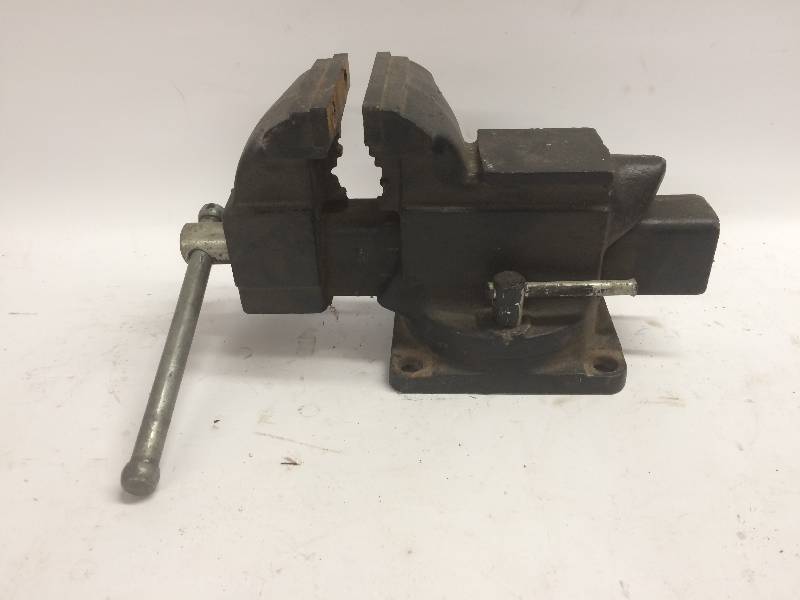 lot 35 image: Bench Vise