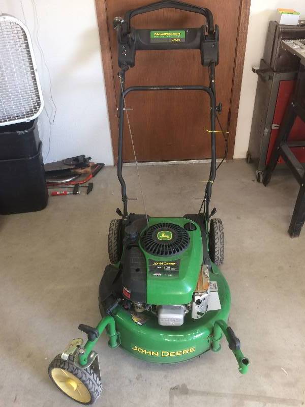 lot 40 image: John Deere Lawn Mower