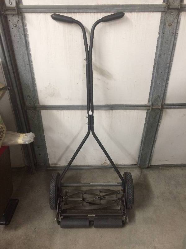 lot 43 image: Push Mower