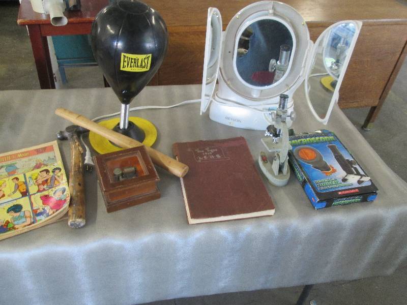 lot 17 image: Revlon Make Up Mirror, Everlast Pun...